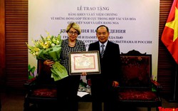 Bộ VHTTDL trao bằng khen, kỷ niệm chương cho Giám đốc Trung tâm Khoa học và Văn hóa Nga tại Hà Nội.