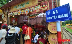 Hàng trăm người xếp hàng thưởng thức ẩm thực Hà Nội 