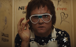 Điệp viên Kingsman “lột xác” trở thành tượng đài âm nhạc Elton John 