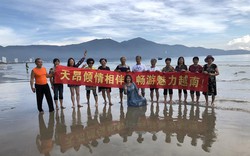 Việc đoàn khách Trung Quốc giăng băng-rôn chụp hình trên biển Đà Nẵng là chuyện bình thường 