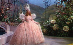 Những chiếc đầm hồng trên màn ảnh Hollywood nổi tiếng nhất mọi thời đại