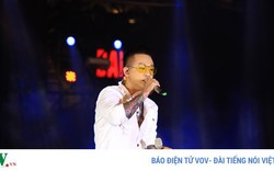 Tuấn Hưng ngừng hát giữa liveshow “Cảm ơn” để ngăn khán giả xô xát