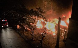 Cháy lớn trong đêm thiêu rụi hai căn nhà tại phố Chùa Láng