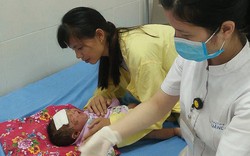 Quảng Ninh: Bé 32 ngày tuổi bị viêm da nặng do gia đình tắm nước lá