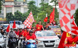 Chưa tới giờ bóng lăn, cổ động viên đã diễu hành khắp phố phường Hà Nội tiếp lửa cho đội tuyển Việt Nam