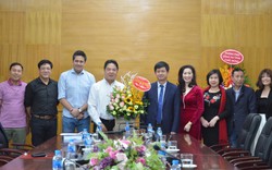 Thứ trưởng Lê Quang Tùng chúc  mừng các thầy cô giáo Học viện Âm nhạc Quốc  gia Việt Nam