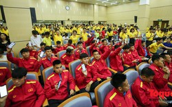 Từng thành viên Đội tuyển Bóng đá Quốc gia Việt Nam tự tay nhắn tin ủng hộ vì người nghèo