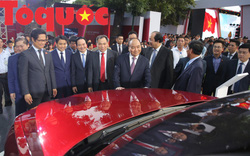 Thủ tướng Nguyễn Xuân Phúc dự lễ phát động phong trào “Hàng Việt Nam chinh phục người Việt Nam” và ra mắt xe VinFast
