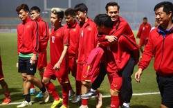 Văn Toàn rời sân trên lưng Công Phượng, đội tuyển Việt Nam vui vẻ chào khán giả