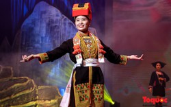 Chiêm ngưỡng màn trình diễn của các cô gái dân tộc vùng Đông Bắc trong trang phục truyền thống 