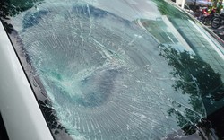 Người đàn ông đập phá ô tô trên phố có biểu hiện “ngáo đá”