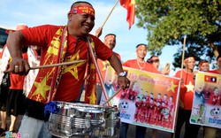 CĐV Việt Nam nhuộm đỏ sân vận động Quốc gia Lào trước giờ bóng lăn
