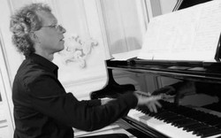 Nghệ sĩ dương cầm nổi tiếng người Áo Robert Lehrbaumer biểu diễn tại Việt Nam