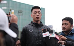 Clip: Tiền vệ Huy Hùng trả lời báo chí trong ngày luyện tập đầu tiên của ĐT Việt Nam trước thềm chung kết lượt về 