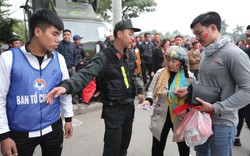 Bên ngoài sân Mỹ Đình: Công an kiểm tra kỹ vé, cổ động viên Việt Nam - Malaysia khoác vai cổ vũ