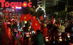 Người dân và du khách ở Đà Nẵng đội mưa mừng chiến thắng của đội tuyển Việt Nam