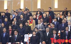 Thủ tướng, Chủ tịch Quốc hội xuống sân động viên các cầu thủ đội tuyển Việt Nam