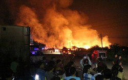 100 cảnh sát suốt đêm ứng cứu xưởng gỗ 1.000m2 bị biển lửa bao trùm
