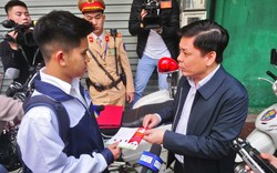 
Bộ trưởng Nguyễn Văn Thể kiểm tra công tác chấp hành đội mũ bảo hiểm của học sinh Hà Nội