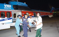 Trực thăng bay xuyên đêm đưa công nhân từ Trường Sa vào bờ cấp cứu