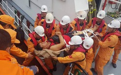 Vượt sóng cao 3,5m cứu 4 thuyền viên Philippines bị tai nạn trên biển