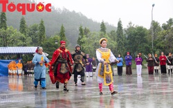 Người dân và du khách đội mưa xem tái hiện nghi lễ Nguyễn Huệ lên ngôi Hoàng đế