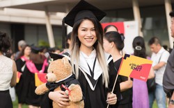 Ngọc Thanh Tâm nhận bằng tốt nghiệp loại giỏi trường đại học quốc tế