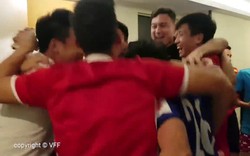 Clip: Đội tuyển Việt Nam ôm nhau ăn mừng khi 