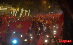 Việt Nam vào tứ kết Asian Cup 2019, CĐV nhuộm đỏ các con đường ở thủ đô Hà Nội