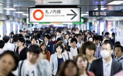 Tàu điện ngầm Nhật Bản tặng đồ ăn miễn phí để giảm tải hành khách