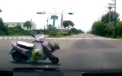 Không hiểu chuyện gì xảy ra đối với chủ nhân đi xe máy sau cú tạt đầu xe ô tô?