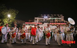 Đoàn nghi lễ Công an nhân dân diễu hành, biểu diễn phục vụ người dân tại phố đi bộ hồ Hoàn Kiếm