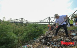 Hà Nội: Hàng trăm tình nguyện viên chung tay làm sạch sông Hồng, cầu Long Biên