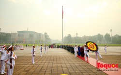 Đại biểu Quốc hội viếng Chủ tịch Hồ Chí Minh ngày khai mạc kỳ họp thứ 8