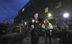 Bắt giữ nghi phạm thứ 4, cảnh sát Anh thông tin về diễn biến điều tra vụ 39 người chết