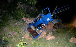 Gia Lai: Xe chở trụ tiêu tông vào vách núi, 1 người tử vong