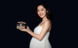 Mang thai lần 4, Hoa hậu Jennifer Phạm vẫn quyến rũ ở tháng thứ 6 thai kì