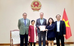 Trao Giấy Chứng nhận đăng ký thành lập và hoạt động cho Viện Goethe tại Việt Nam