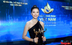 Hình ảnh Ngô Thanh Vân rạng rỡ đón 2 giải bông sen 
vàng và bạc trong Lễ Bế mạc liên hoan phim Việt Nam lần thứ 21