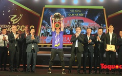 Bộ trưởng Nguyễn Ngọc Thiện trao Cup vô địch V.League cho CLB Hà Nội