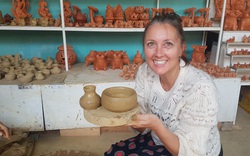 Du khách nước ngoài hào hứng khi tự tay làm ra sản phẩm gốm ở Hội An