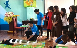 Bác sĩ bệnh viện Nhi Trung ương hướng dẫn kỹ năng ứng phó tai nạn thương tích cho giáo viên Hà Nội  