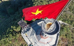 Tự hào lá cờ Việt Nam trên hành trình chinh phục miền biên ải