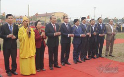Phó Thủ tướng Thường trực Trương Hòa Bình  thực hiện nghi thức xuống đồng