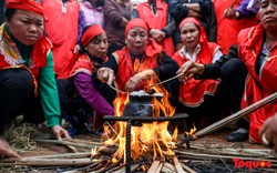 Về làng Thị Cấm xem người dân tạo lửa từ bùi nhùi và nấu cơm bằng rơm 