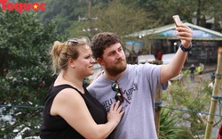 Du khách nước ngoài thích thú selfie tại Hải Vân Quan