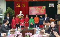 Chủ tịch Liên đoàn bóng đá Việt Nam Lê Khánh Hải tặng quà cho Đội tuyển bóng đá nữ Thái Nguyên