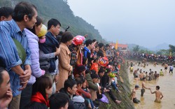 Hàng trăm người tham dự hội bắt cá bằng tay tại Na Hang, Tuyên Quang