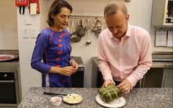 Clip: Đại sứ Anh trổ tài bóc bánh chưng bên mâm cỗ tất niên đón Tết Việt