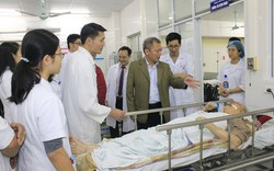 Đêm Giao thừa: Giám đốc Bệnh viện vẫn miệt mài ở giường bệnh